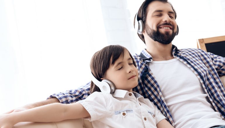 Escute música com os seus filhos