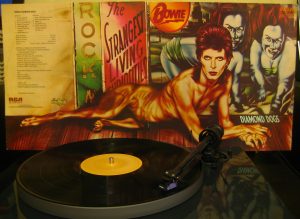 5 capas censuradas por sexo Capas de álbum que mudaram por cenas de sexo David Bowie – Diamond Dogs (1974) disco vinil