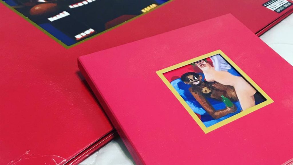 Capas de álbum que mudaram por cenas de sexo Kanye West My Beautiful Dark Twisted Fantasy