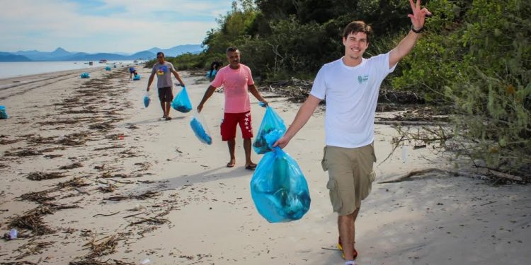 Trabalho voluntário no currículo 5 causas para fazer parte já mutirão lixo praia